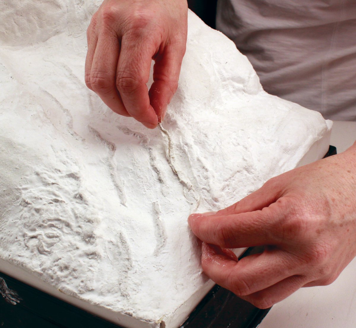 SceneARama's tweet photo. Create flowing model water by with Plaster Cloth by rolling the strips length-wise on your terrain. You can also try laying down strips of Plaster Cloth at different elevations.

Apply our Blue Realistic Water for a realistic finish.

#diorama #modelscenery #modelwater https://t.co/cUwPPSsrAc