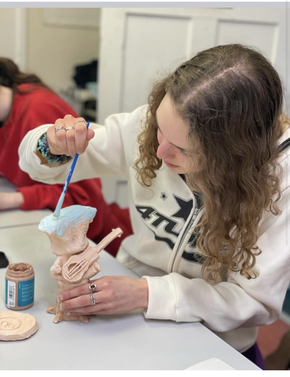 Discovering the art of pottery isn’t just about molding clay; it’s about shaping resilient minds. Our sixth form students are immersing themselves in ‘Pottery for Wellbeing,’ a therapeutic journey that aligns with our commitment to academic excellence and paramount wellbeing. 🌿