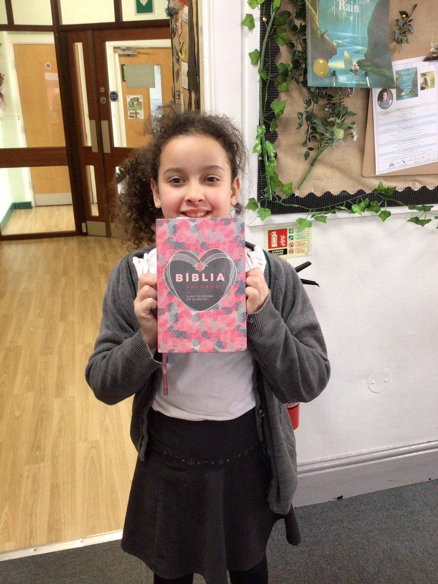 On Fridays, Year 3 share stories from their lives and this week one pupil wanted to share her family’s Bible. It was so heart-warming to hear how one of our families show their faith at home through reading their Portuguese Bible. ✝️📚 @parishschool1  #FaithHopeLove