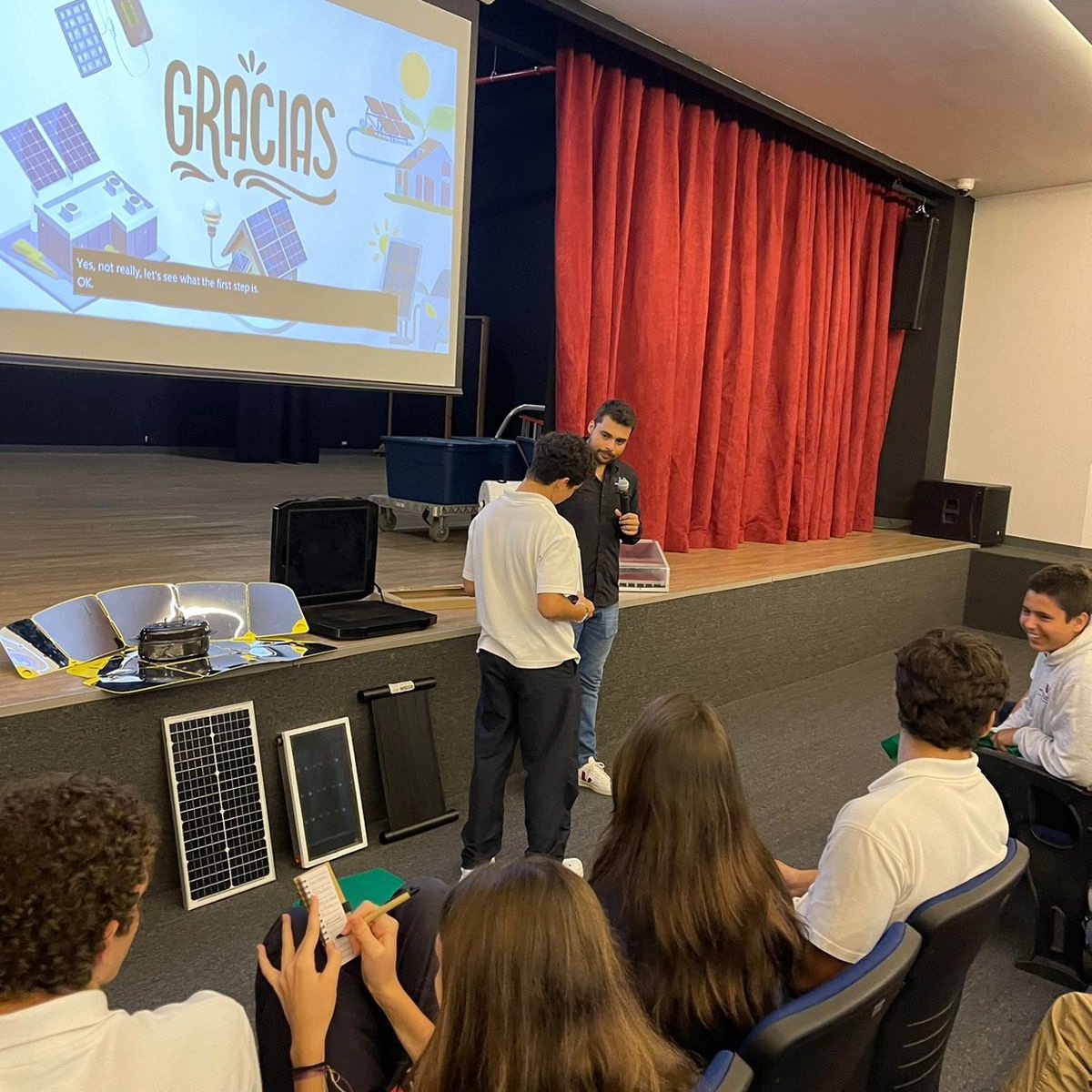 jesusglzmar's tweet photo. Iniciamos la primer charla de #SunSmartKids 👦 🚸 by @neoenergypa . 
En esta ocasión llevamos la capacitación en energía solar 🌞 y Transición Energética a 40 estudiantes del Metropolitan School of Panama.
@HeatChangers https://t.co/O39wjOaRUv