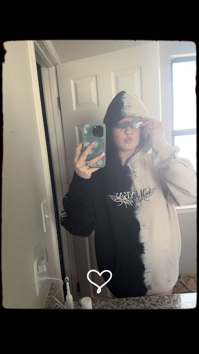 KcCalliecc's tweet photo. finally got my @Valkyrae merchh, soo cozyyy https://t.co/ugK5YJ6ccJ