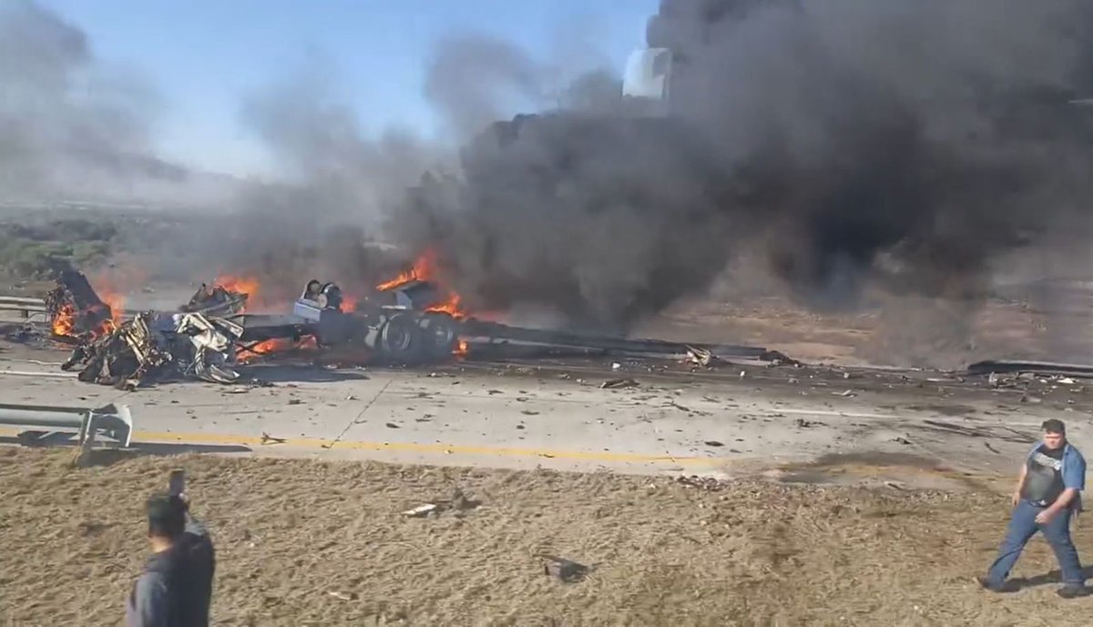 jaqueferoz's tweet image. Tráiler calcinado, provoca cierre total de la autopista #ArcoNorte, en tramo #TulancingoHidalgo  en dirección a #Puebla