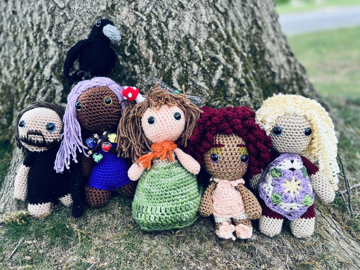 Last year I made a handful of #crochet amigurumi dolls of friends’ DnD/ttrpg characters. I’ve been thinking about taking a few commissions. Would anyone be interested in something like this? Close-ups in comments 🧵