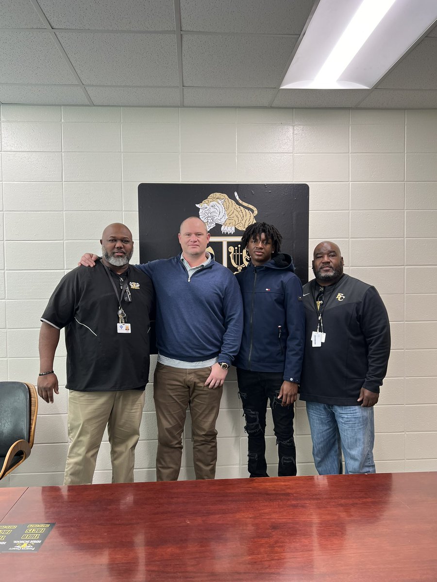 FCHSTigers's tweet image. @fayettefb_ had a special guest make a special landing on Tiger Trail this morning with Trennedy Whatley this morning! Thank-you to @gatech_fb for stopping by, #WeAreFayette enjoyed discussing the future for our Tiger. #HuntMode @FCHSTIGERSPORTS @fcboe 🏉 ⚫️🟡🐅
