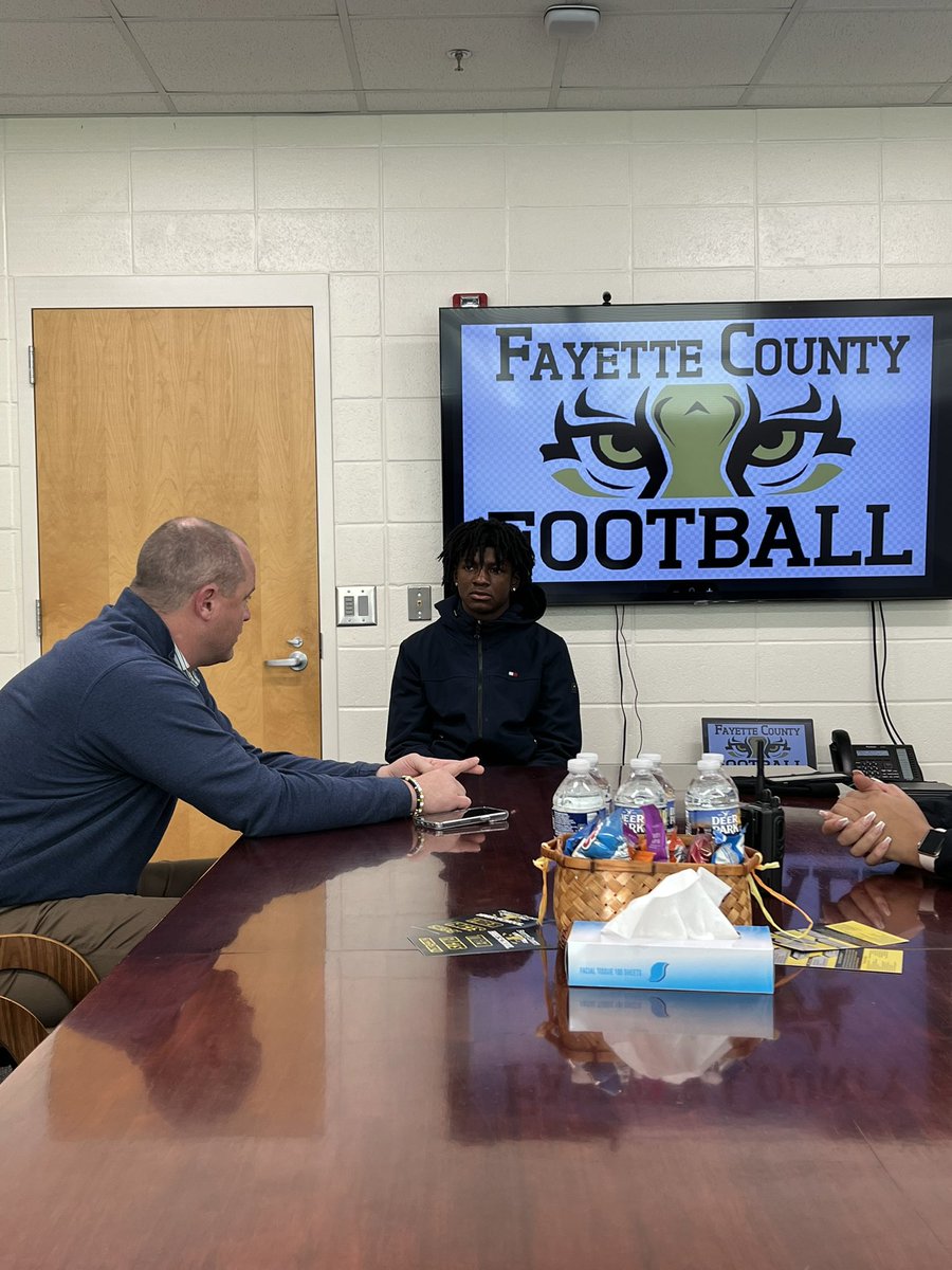 FCHSTigers's tweet image. @fayettefb_ had a special guest make a special landing on Tiger Trail this morning with Trennedy Whatley this morning! Thank-you to @gatech_fb for stopping by, #WeAreFayette enjoyed discussing the future for our Tiger. #HuntMode @FCHSTIGERSPORTS @fcboe 🏉 ⚫️🟡🐅