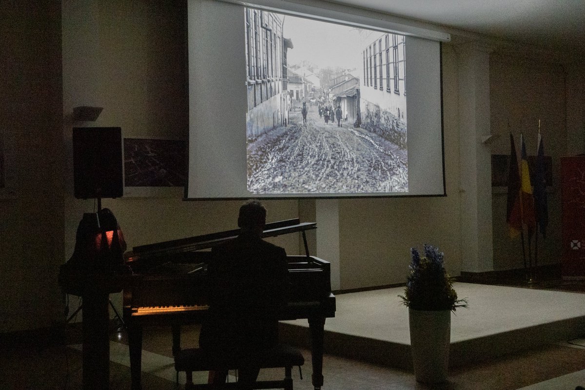 ROEmbGermany's tweet photo. 𝟑𝟎 𝐢𝐚𝐧𝐮𝐚𝐫𝐢𝐞 𝟐𝟎𝟐𝟒 - Cu ocazia Zilei Internaționale de Comemorare a Victimelor Holocaustului, Ambasada României și ICR-Berlin au organizat un 𝐂𝐢𝐧𝐞-𝐜𝐨𝐧𝐜𝐞𝐫𝐭 în cadrul căruia a fost prezentat filmul mut #Manasse creat de regizorul român #JeanMihail (1925), https://t.co/2TKANBnjsU
