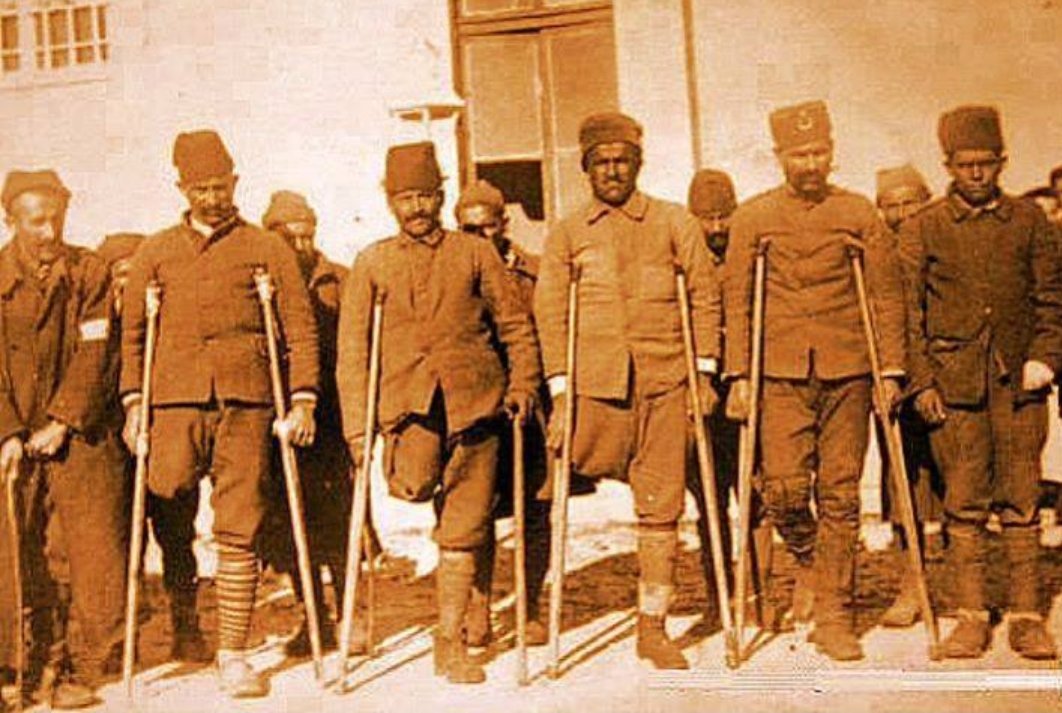 Gazilik Bizde Atalarımızdan Buyana Var Siz Alay Edin Diye Değil 

Sizin Haddinize Bile Değil 

#GüldürGüldürHaddiniBil