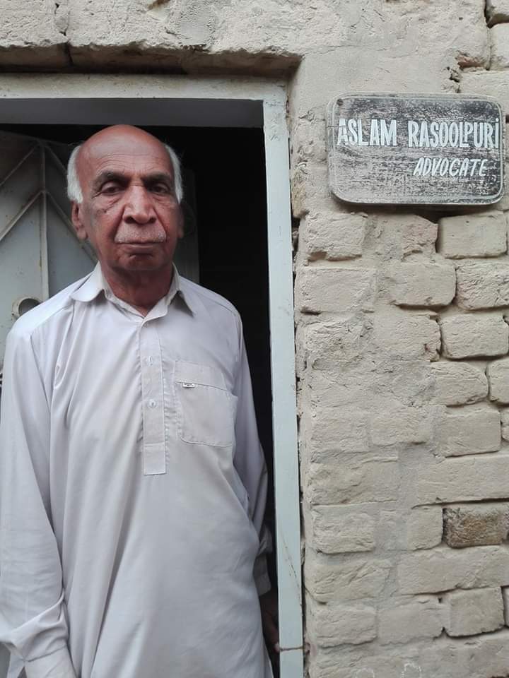 ghazanfarabbass's tweet photo. سالیں پچھوں سال گذردے ڳئے۔ 2004 وچ ونڄ میں اسلام آباد کنیں سنڄاݨ رسالہ کݙھݨ دا اَہر کیتا۔ چھپے رسالے سنگت کوں پوسٹ کرݨ ریت ہوندی ہئی۔ اوں پوسٹیج وچ اسلم رسولپوری سئیں وچ شامل ہوندے ہئین۔ کجھ رسالے پڄدے ہوسن، کجھ نہ پڄدے ہوسن۔ ایں ڳالھ دی میکوں ڄاݨ کاری ہئی جو  او  اڄ کل تاج لنگاہ سئیں نال دُکھدے وَدن تے پاکستان سرائیکی پارٹی دے عہدیدار وی ہن۔ 2009 وچ ونڄ کنیں انہیں نال باقاعدہ رابطہ تھیا جو تساں اپݨی کوئی لکھت بھیڄو۔ انہیں دا ٻہوں مہربانی کیتی تے "مابعد قوم پرستی تے سرائیکی قومیت" دے ٹائٹل نال  ہک لکھت پوسٹ  کر ݙتی۔ اوں لکھت کوں پڑھ کنیں میکوں جینوئن خوشی تھئی جو او ہک اڄوکی سرائیکی سکالر شپ دا ٻہوں ایڈوانس نمونہ ہئی۔ پوسٹ ماڈرن۔ازم کنیں گھن پوسٹ نیشنلزم جہیں وچار اوں لکھت دے گھیرے وچ آندے ہئین۔ ایندے نال انہیں سرائیکی قومیت دی اتہاس وچ اساری کوں وی پورا سمو ݙتا۔ لکھت ریسرچ دے پورے پروٹوکول نال لکھی ڳئی ہے تے ہر  منڈھلی دلیل تے ڳالھ نال پورے ریفرنسز ݙتے کھڑے ہئین۔ ٻہوں امپریس کرݨ آلی لکھت ہئی تے اساں اینکوں سنڄاݨ رسالے دی 2009 دی کتاب لڑی چھاپا۔ 

کجھ وریہے ٻئے لنگھ ڳئے۔ جون 2014 وچ میکوں آکسفیم دی پاسیوں ہک کنسلٹنسی ملی جو  مائیکرو اریگیشن تے واٹر پالیسی دا آپت وچ کیا ڳانڈھا تے اݨ۔ڳانڈھا بݨدے۔ روزی روزگار کیتے ٻہوں کجھ کرݨا پوندے۔ایں سانگے میں  جون دی تپدے انہالے راجن پور، کوٹ مٹھݨ تے ڄام پور دی ہک فیلڈ وزٹ رکھ ݙتی۔ ڄام پور ہک انڈس ہائی وے نال ہوٹل وچ ٹھکاݨا ونڄ بݨایا۔ ایں وسبے دی کینال اریگیشن دی جو سٹڈی کرݨی ہئی او تاں میں فیلڈ وزٹ سانگے کجھ کر گیدھی۔ اصل شوق میکوں دلو رائے دے ٹھیہڑ، داجل، ہڑند، کانہہ سلطان دی نائیں تے پچادھ دے وَسبے کوں ݙیکھݨ دا ہئی۔ ایں سانگے سئیں اسلم رسولپوری کوں درخواست کیتی۔ انہیں ٻہوں مہربانی کیتی تے عاشق ناں دے داجل دے ہک دوست کوں میݙے نال نتھی کر ݙتا (جے میں ناں بھلدا نئیں پیا)۔ عاشق خان اصل وچ عاشق نکھتا۔ آرکیالوجی دا چھتا شوقین ہئی۔ کوہ سلیمان دے فوسلز آپݨے گھر کٹھے کیتی پیا ہئی۔ تاریخ تے سرائیکی وچ اوندی دلچسپی اینویں ہئی جیویں اوندا جیوݨ ای ایہے سبجیکٹ ہوون۔ اوں میکوں آپݨے موٹر سائیکل دے پچھوں لݙ ا تاں پورا پچادھ گھما پھرا ݙتا۔ ایں پھیرے وچ اسلم رسول پوری سئیں دے سانگے طارق اسماعیل احمداݨی نال وی میل ملاقات تھئی تے انہیں نال کتابیں دے تبادلے دے نال نال ڈھڳ ڳالھیں تھیاں۔

ویلھا  گذردا  رَہندے۔ اڳلے سال 2015 وچ اساں سرائیکی لوک سانجھ ریت کوں وَل جواوݨ دا ترلا تے اَہر کیتا۔ ایں سانگے ڄام پور لوک سانجھ دا ہک کٹھ چا سِتریا۔ صلاح بݨی جو سئیں اسلم رسول پوری کوں ہک موہری سپیکر دے طور سݙا ونڄے۔ انہیں نال رابطہ تھیا  تے انہیں حسب دستور مہربانی کیتی تے ساݙی ارداس قبول کیتونے۔ تریہہ چالہی دوست کٹھے تھئے۔ عاشق خان بزدار، کلیم لغاری تے ڄام پور دی پیپلز پارٹی تے کامریڈ سنگت وی نال آن رلی۔ اسلم رسول پوری سئیں دا   اوں کٹھ وچ لیکچر  ٻہوں شاندار ہئی۔ انہیں پوسٹ سوویت یونین ویلھے وچ نیشنلزم دی ودھدی اہمیت، کیپیٹلزم دے تضادات تے سرائیکی نیشنلزم دے چیلنجز کوں ٻہوں تھولے ویلھے ٻہوں سلہڑے ڈھنگ وچ بیان کیتا۔ ایندے پچھوں ساݙا کݙ اھیں کݙ اھیں رابطہ تھیندا ریہا۔

میݙے اسلم رسول پوری سئیں نال سوچ وچار تے سیاست سانگے کئی اختلاف تھی سڳدن تے تھیندے وی رَہندن۔ ہک ڳالھ دا میکوں پک ہے جو سرائیکی تحریک دی سکالر شپ تے ایکٹو ازم  وچ او   ہک ٻہوں اچا تے نشابر مقام رکھدن۔ ڄام پور جہیں چھوٹے شاہر ٻہہ جڳ جہان دے نالج نال ڄاݨوں سنڄاݨوں ہووݨ، اوں نالج کوں سرائیکی وسیب کیتے کار آمد بݨاوݨ تے اپݨی بھوئیں دھرتی نال جڑیا رہوݨ۔ اے ڳݨ سرائیکی اتہاس وچ تھولے بندیں دے ریہن تے اسلم رسول پوری سئیں ایں سانگے اتم مقام رکھدن۔
لکھت مشتاق گاݙی