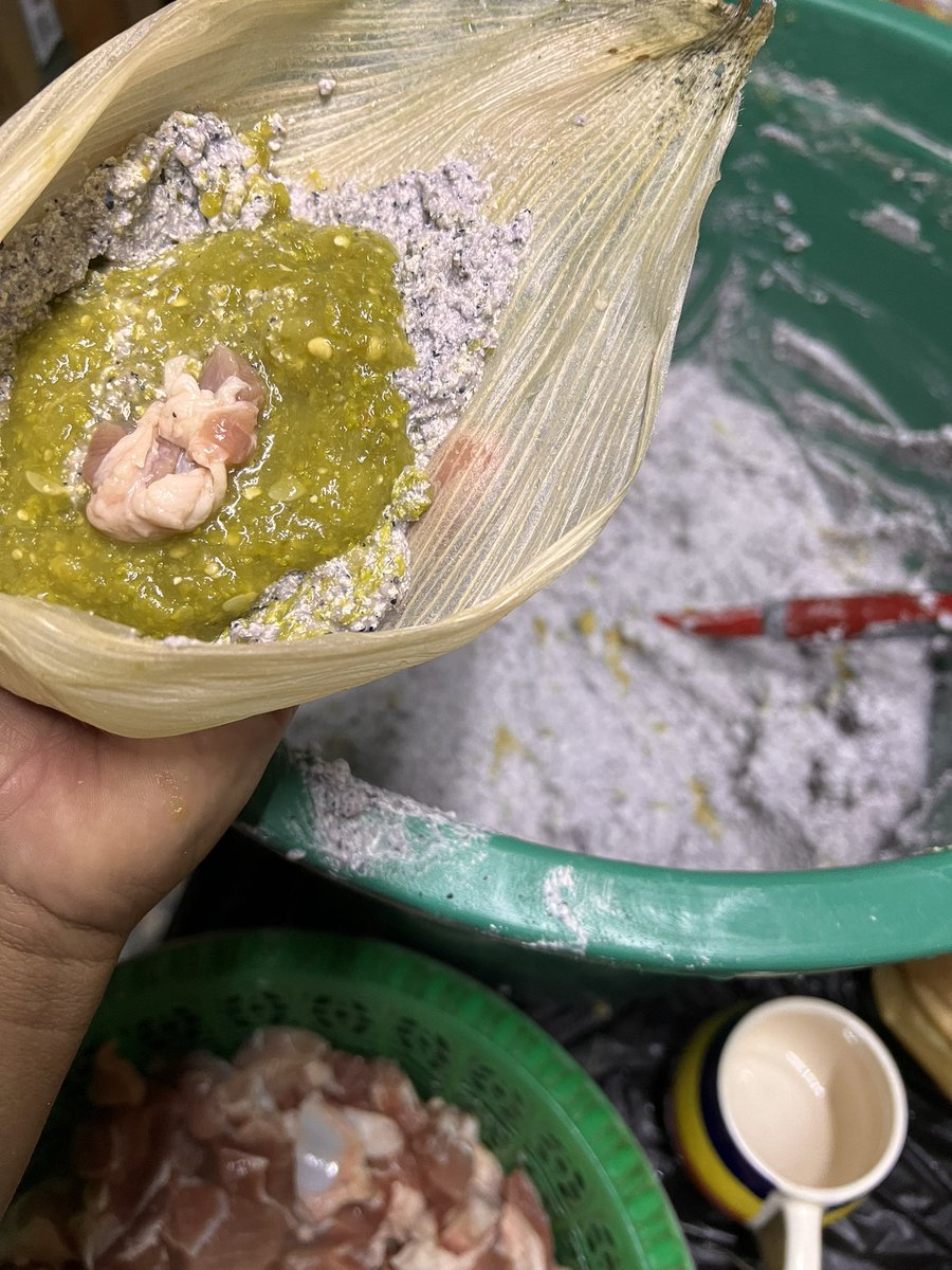 monilachina's tweet photo. #PoderosoTamalito saludos desde Chiconcuac Edo. Méx! Aquí terminando de preparar los tamales de masa azul y salsa verde con calabacitas 💙 @ruleiro @eltalcha https://t.co/8FHU84Cfcr