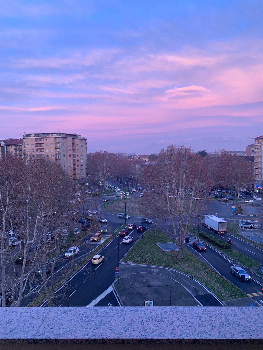 cribbioo's tweet photo. mi manda le foto dell’alba e del tramonto su Torino perché da casa mia non si vedono bene :) https://t.co/nUgAfrxMks