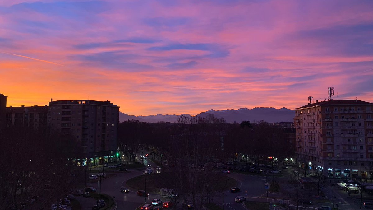 cribbioo's tweet photo. mi manda le foto dell’alba e del tramonto su Torino perché da casa mia non si vedono bene :) https://t.co/nUgAfrxMks