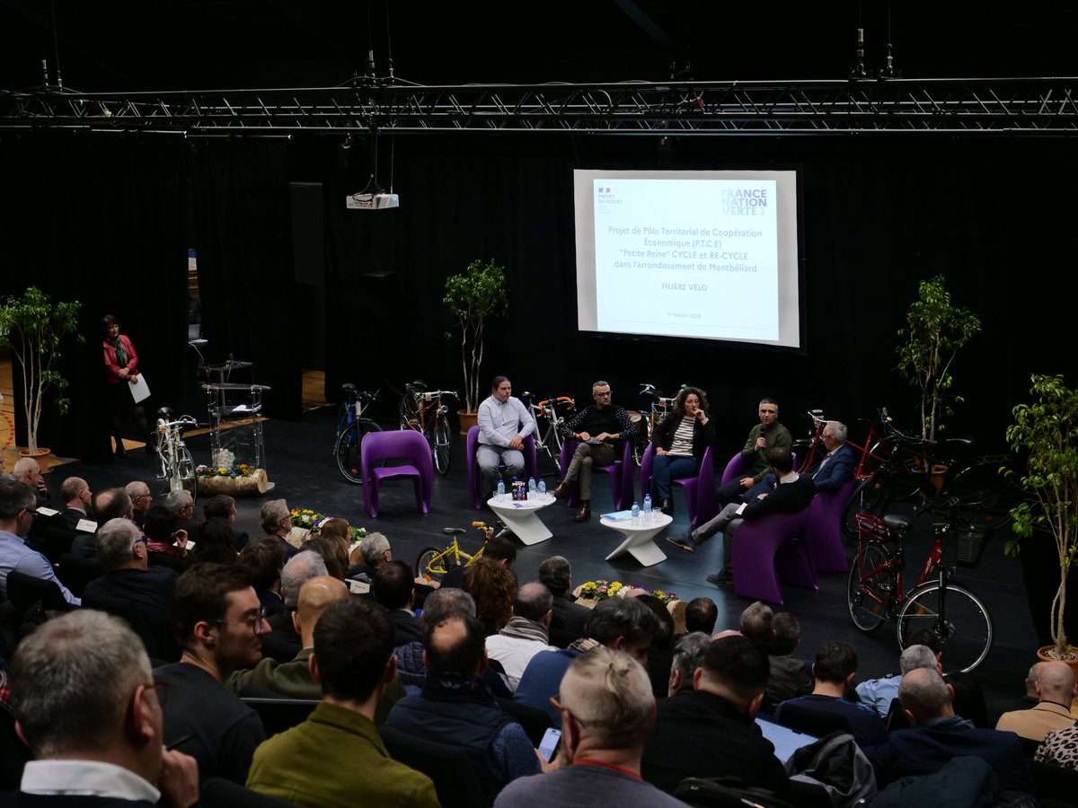 Prefet25's tweet photo. Lancement du projet "Petite Reine VELORUTION" 

La filière vélo fera-t-elle son grand retour sur le Pays de Montbéliard ? 

C'est en présence de Rémi Bastille, préfet du Doubs, que Monsieur Philippe GAUTIER, maire de Valentigney a ouvert ce jeudi le lancement de la concertation pour l'émergence d'un Pôle Territoriale de Coopération Économique. Initié par Mme Sylvie Siffermann, sous-préfète de l'arrondissement de Montbéliard, ce premier élan a vocation à être ensuite repris par des acteurs économiques et associatifs locaux. 

Fort de ses atouts, le Pays de Montbéliard, territoire historiquement rattaché au vélo, pourrait ainsi faire émerger tout un écosystème autour de la petite reine. 

Plus de 270 personnes ont assisté à ce premier rendez-vous.  Après une table ronde animée par Thibault Quartier du journal "Le Trois",  chaque participant a pu s'inscrire à des groupes de réflexion en vue de l’émergence du PTCE « Petite Reine » sur le territoire. 

La semaine prochaine, nous reviendrons plus en détail sur le projet, avant de dévoiler ce que permet un PTCE. 

#Doubs #prefetdudoubs
#paysdemontbeliard #prefet25 #ptce #ptcepetitereine