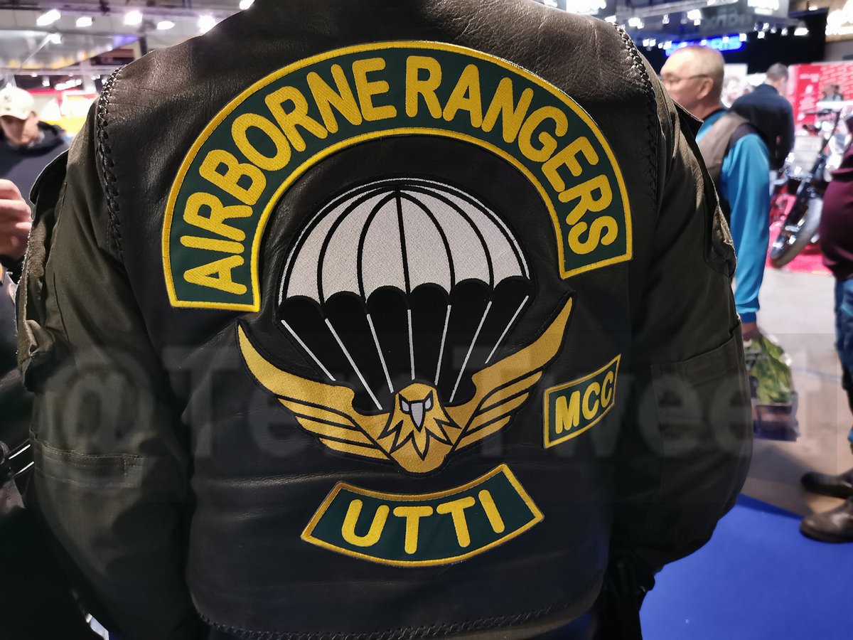TeroTweet's tweet photo. 7/7 Lopuksi se aina pakollinen ilmailukytkös.
Messuvieraiden joukosta löytyi myös Airborne Rangers -edustaja. Eli laskuvarjojÀÀkÀrien motoristeihin kuuluva. Porukka toimii LaskuvarjojÀÀkÀrikillassa.
#UTJR #MPmessut https://t.co/luHde5wQxN