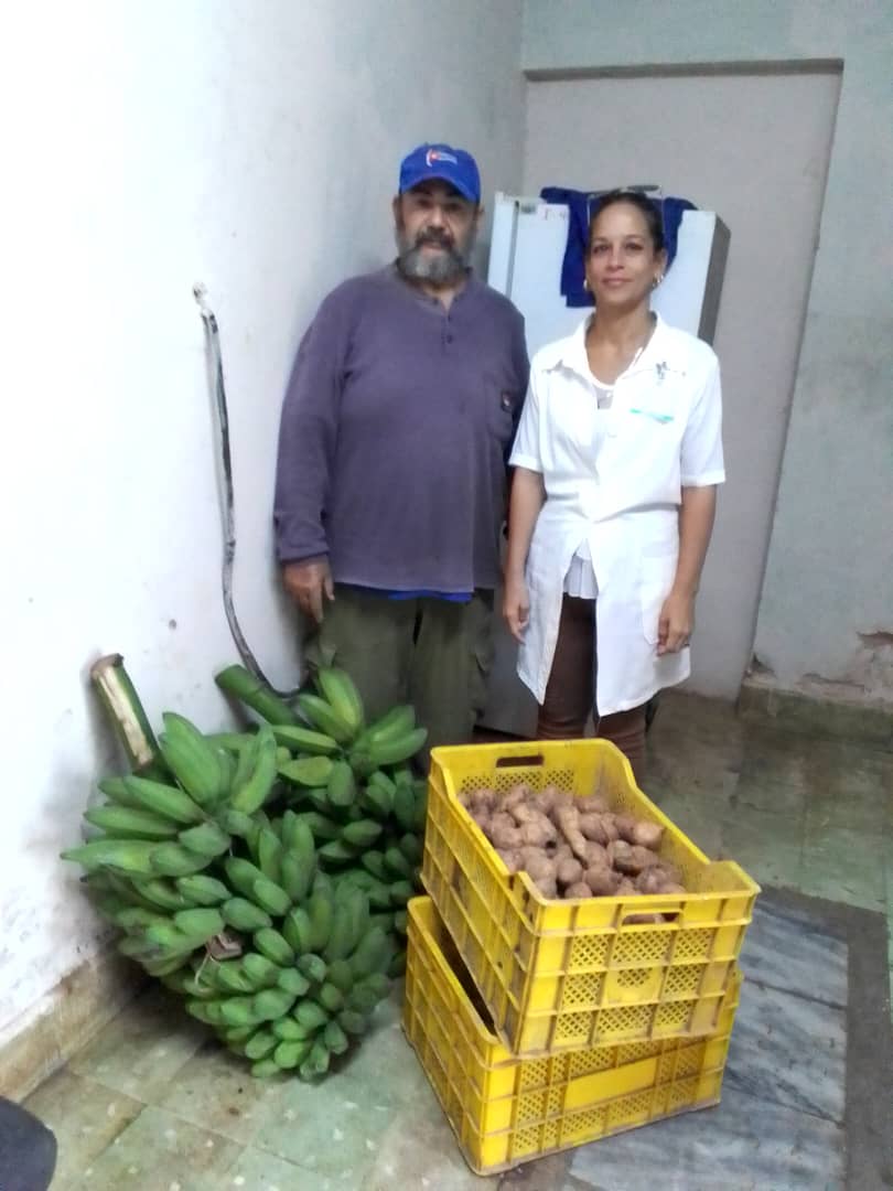 CubaLeanni83580's tweet photo. El usufructuario Armando Cuba pertenece a la CCS Abel SantaMaría y hace una donación de productos agropecuarios al hogar de anciano de Nueva Gerona en la Isla de la Juventud , aportando a la alimentación de nuestros adultos mayores .#IslaOnei #SiSePuede @LorenzoOsbel https://t.co/v18CbDFfNA