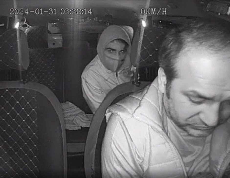 Hayatımın en zor telefon görüşmelerinden birini yaptım. İzmir’de alçakça katledilen taksici Oğuz Erge’nin eşi Nevra Hanım’la görüştüm. Nevra Hanım kanser tedavisi gördüğü için çalışamıyor. Kızı Naz 15 yaşında, lise 2’ye gidiyor. 

3 konumuz var;

1) Kızına acil psikolojik destek