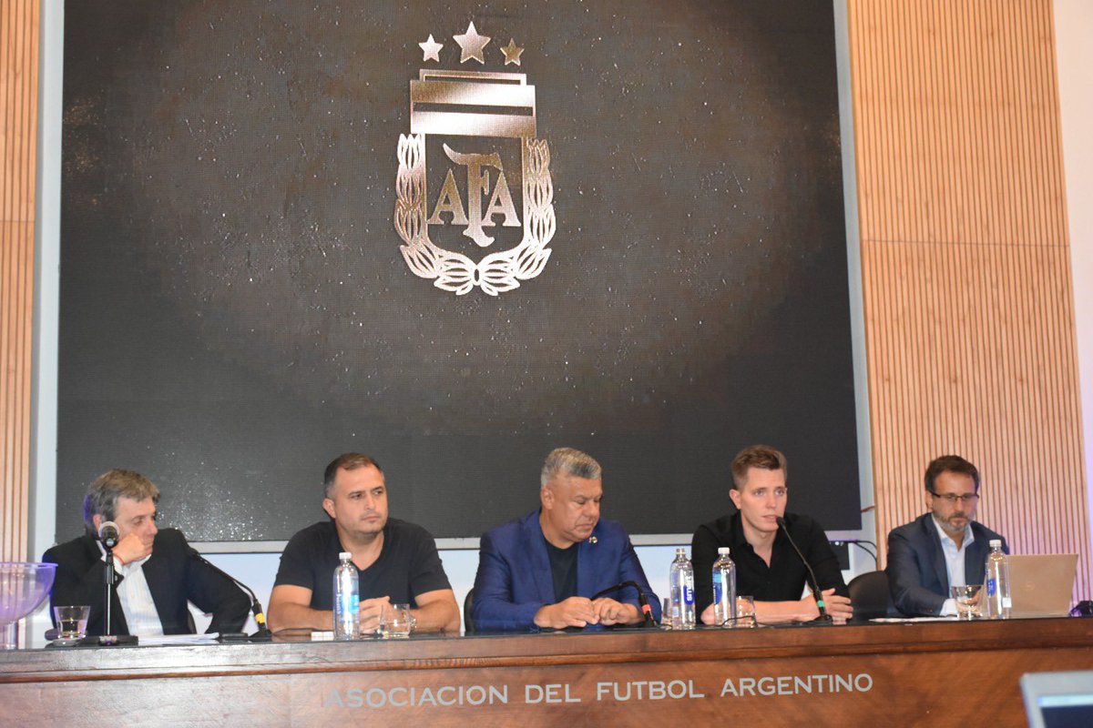 Mesa1raB's tweet photo. Acompañar a nuestros Clubes en un escenario tan incierto y hostil  es una decisión política que no hace más que reafirmar el compromiso de esta conducción de @afa con el crecimiento del Fútbol Argentino. ¡Muchas gracias, Presidente @tapiachiqui ! https://t.co/Ku6xmRxGeI