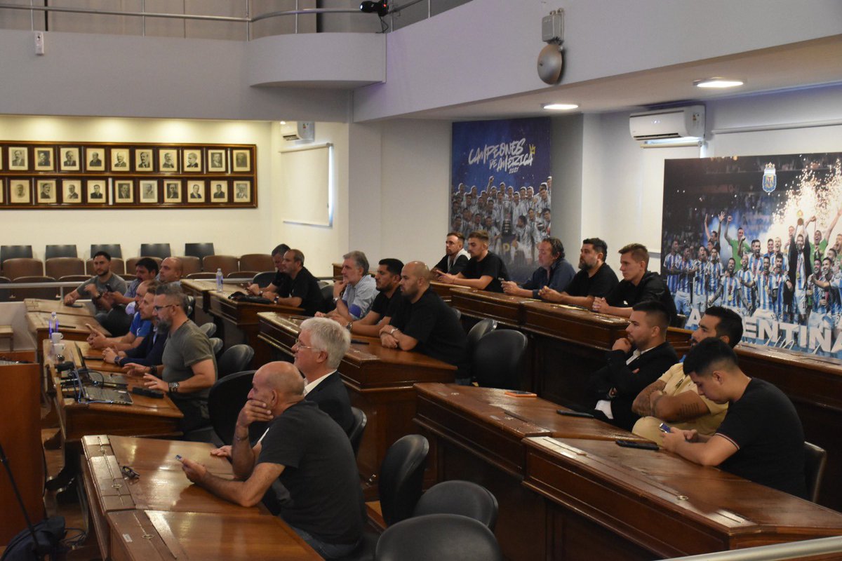Mesa1raB's tweet photo. Acompañar a nuestros Clubes en un escenario tan incierto y hostil  es una decisión política que no hace más que reafirmar el compromiso de esta conducción de @afa con el crecimiento del Fútbol Argentino. ¡Muchas gracias, Presidente @tapiachiqui ! https://t.co/Ku6xmRxGeI