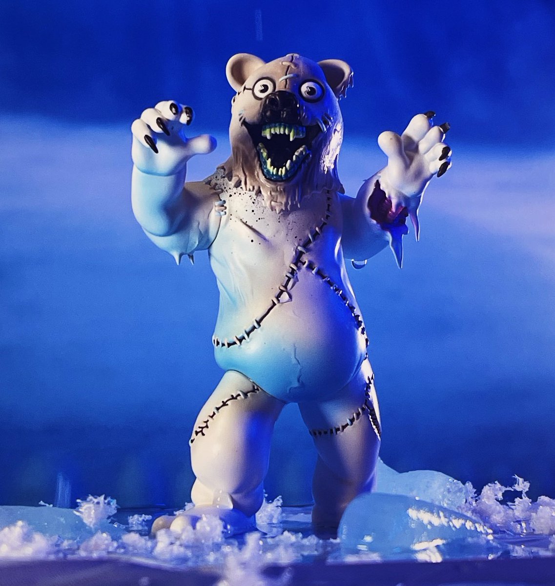 variantz_'s tweet image. “POLAR OPPOSITE” collectible figure by @alexpardee releases TODAY at 12pm PST/3pm EST only on Variantz.co 

"MASK-OFF" Base Edition /300

"MASKED" Variant /30

"BLOODY" Variant /15 (Hand Embellished by Alex Pardee)

Includes COA in form of trading card!