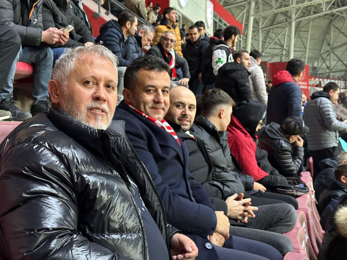 halitdoganbsk's tweet photo. Haydi çocuklar pes etmeyin,
Taraftarınız yanınızda çevirin bu maçı.. 🔴⚪️⚫️

Samsunspor’umuzun yanında, tribündeki yerimizdeyiz..

Sahamızda Galatasaray’ı ağırlayan #Samsunspor’umuza destek için taraftarımızla birlikte statdayız..🏟️⚽️

Kırmızı beyazlı sevdamıza başarılar diliyorum.
#SAMvGS
