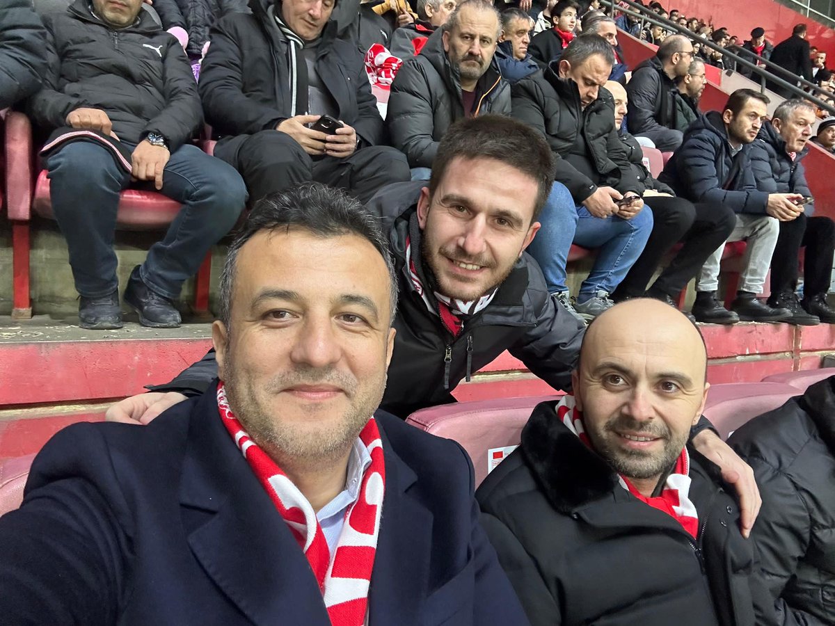 halitdoganbsk's tweet photo. Haydi çocuklar pes etmeyin,
Taraftarınız yanınızda çevirin bu maçı.. 🔴⚪️⚫️

Samsunspor’umuzun yanında, tribündeki yerimizdeyiz..

Sahamızda Galatasaray’ı ağırlayan #Samsunspor’umuza destek için taraftarımızla birlikte statdayız..🏟️⚽️

Kırmızı beyazlı sevdamıza başarılar diliyorum.
#SAMvGS