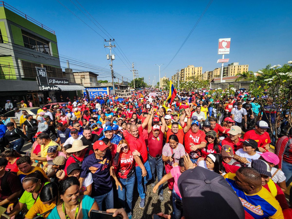 Desde la ciudad de Cumaná, el gobernador @GPintoVzla ratifica la unidad perfecta y el consenso por la paz de nuestro pueblo al lado del presidente <a href="/NicolasMaduro/">Nicolás Maduro</a>

#25AñosJuntoAlPueblo