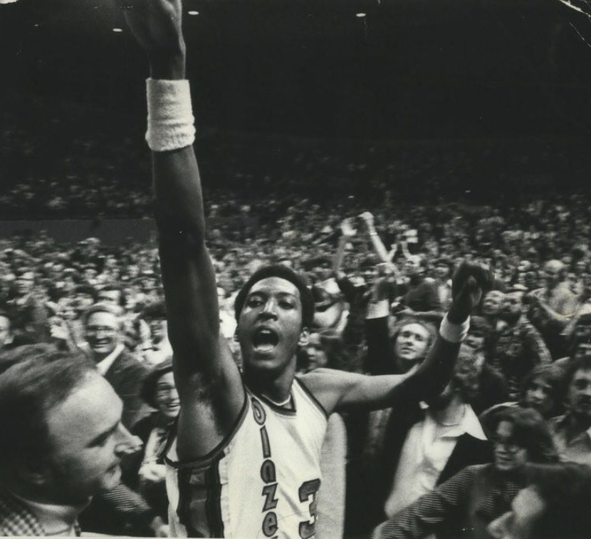 77Blazers's tweet photo. Feb 2 - #HBD in Heaven to @trailblazers Champion #RobinJones
Jones, known as "The Rubberband Man," was signed to a FA contract to backup #BillWalton in the summer of 1976. He started the 15 games Walton missed and averaged 12 points and 10.6 rebounds in those games.
Jones was traded to @HoustonRockets after the Championship season for #TomOwens. Jones played 5 years in Europe 5 years before returning home.
Jones worked in marketing for @AnheuserBusch. In 1995, he suffered a stroke and retired from Anheuser-Busch the next year as Illinois director of marketing.
Jones passed away on July 16, 2018.
#RipCity #ThisDateinBlazersHistory #Blazers