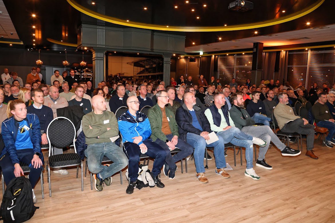 Bijna 200 aanwezigen op de <a href="/NACnl/">NAC Breda 💛🖤</a> Voetbalcongres. Samen met vertegenwoordigers van o.a. regionale amateurclubs, <a href="/KNVB/">KNVB</a> <a href="/breda/">Gemeente Breda</a> hebben wij gesproken over het ontwikkelen van jeugdopleidingen. Dank aan alle collega’s, vrijwilligers en sponsoren voor een zeer geslaagd event! 💛🖤