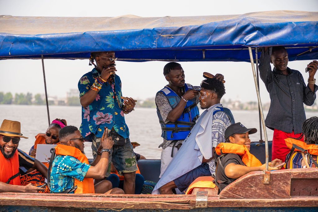 JordanTchapda's tweet photo. @CmrBarber performance de coiffure sur le fleuves du wouri
#streetbarber237 🇨🇲
____
#douala #wouri #cameroon #art #tourism https://t.co/hniIJRqSOs