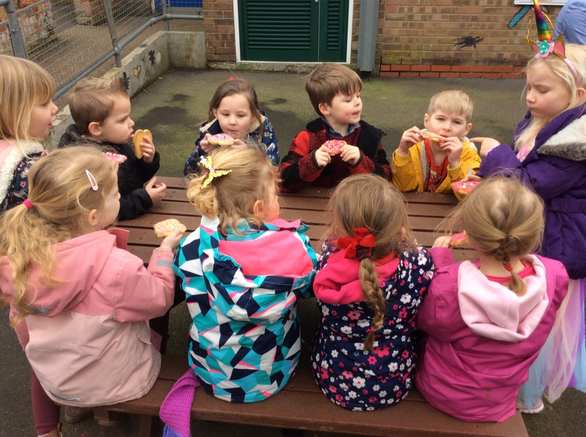 We’ve been supporting the Children’s Heart Surgery Fund today!  We wore non-uniform, baked heart shaped biscuits and sold them at break time.   Thank you to School Council for running the biscuit stall.