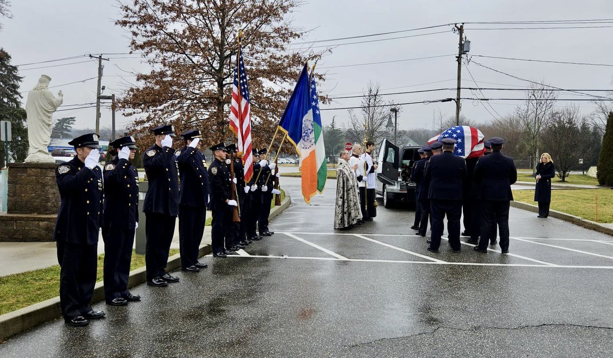 NYPDCeremonial's tweet photo. Deputy Inspector Lawrence Hegarty retired in 1993 from @NYPDBklynSouth Narcotics.  Deputy Inspector Hegarty was a @USNavy Veteran. 

Deputy Inspector Hegarty’s family was presented with our department flag in his honor. 

May he rest in eternal peace.
#NeverForget 
@NYPDnews https://t.co/fTFzfRSVbK