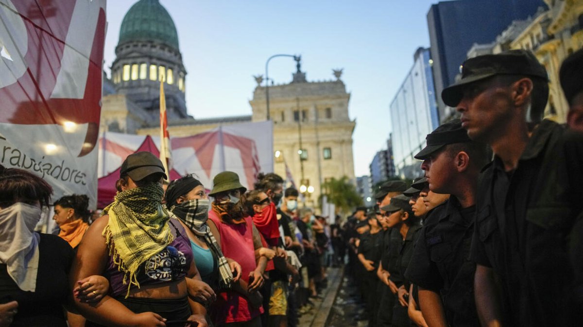 À la Une: en Argentine, heurts entre les manifestants et la police devant le Parlement rfi.my/AJN3.x