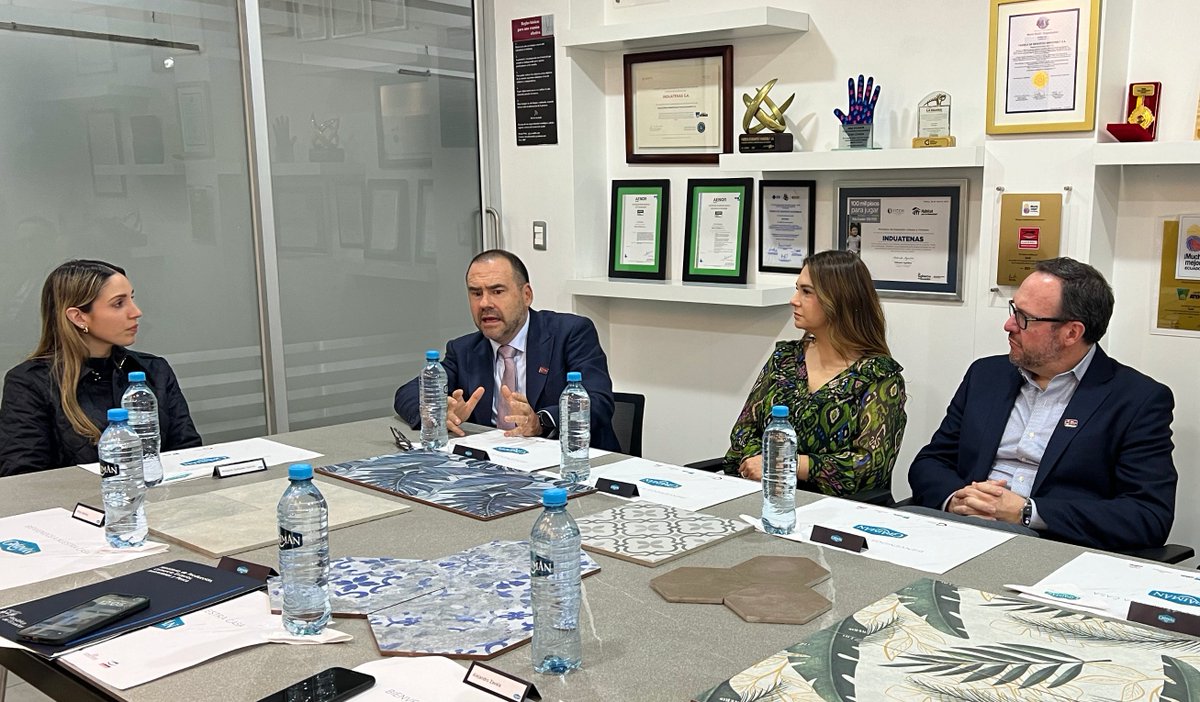 Recibimos a la Ministra Sonsoles García para recorrer nuestra planta de producción <a href="/Produccion_Ecu/">Ministerio de Producción</a> @sonsoles89 👏