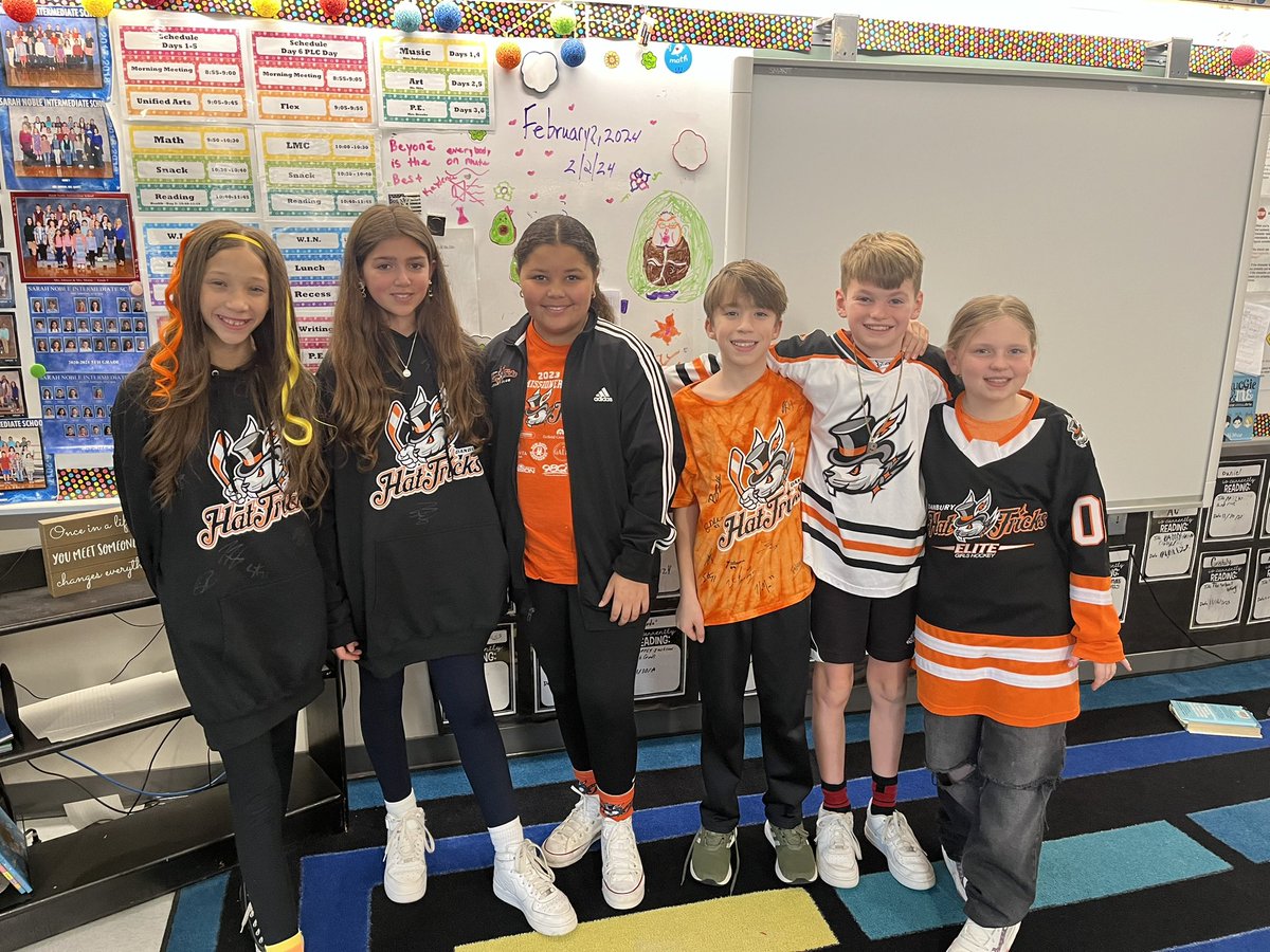 🖤Lots of <a href="/DanburyHatTrick/">Danbury Hat Tricks</a> fans today at Sarah Noble! 🏒🧡