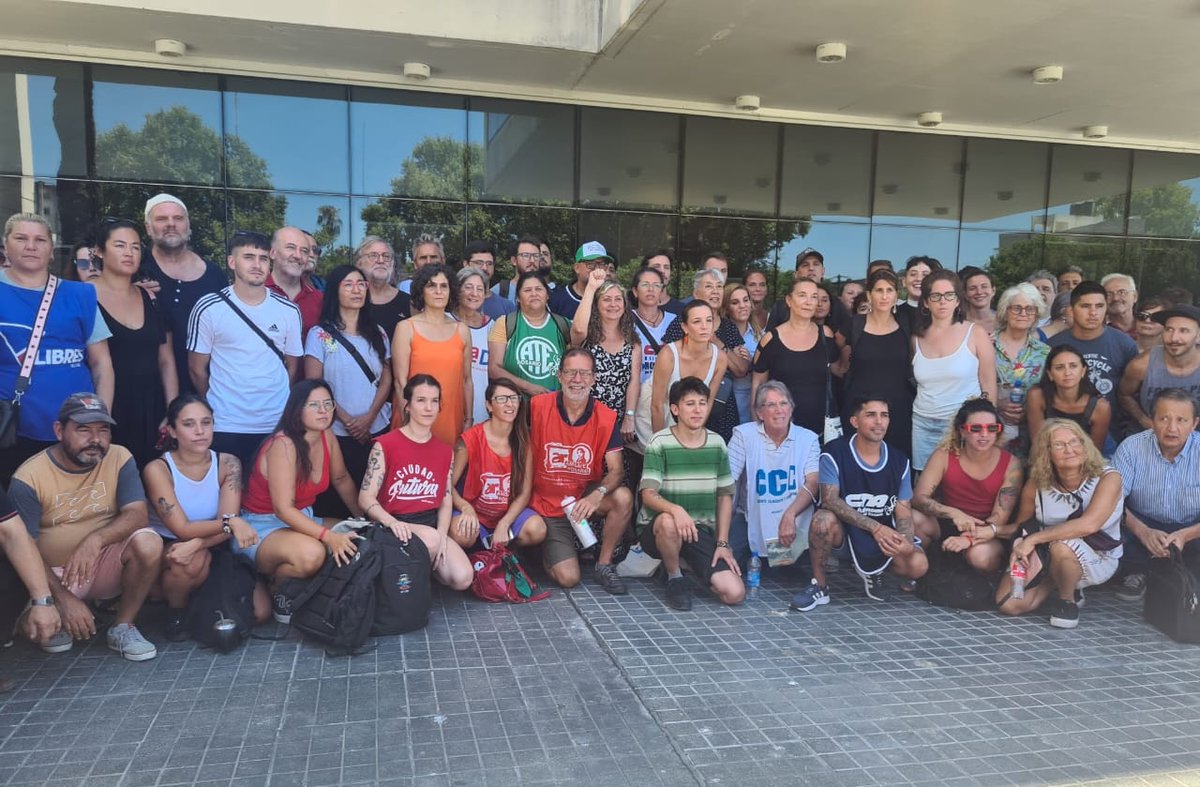 ❌SIN CULTURA NO HAY LIBERTAD❌

Está mañana nos encontramos en el Centro de Justicia Penal de Rosario para exigir explicaciones urgentes por los excesos inaceptables cometidos por la Policía de Santa Fe contra integrantes del colectivo de artistas y trabajadores de la #Cultura.