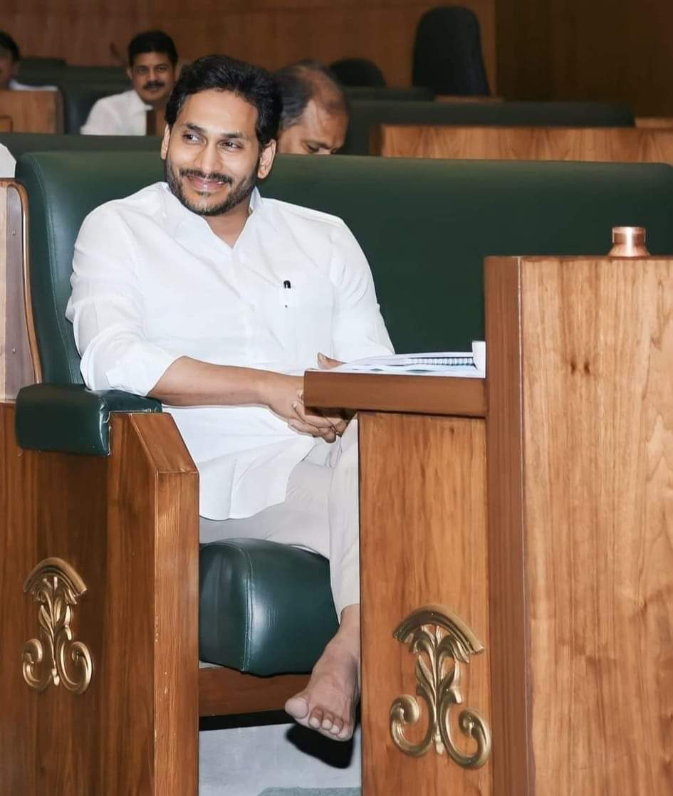 KarimullaSk1991's tweet photo. అరకు మాజీ ఎంపీ కిషోర్ చంద్రదేవ్ అని ఉండేవారు...5 సార్లు ఎంపీగా చేశారు....కానీ కొత్తపల్లి గీత,మాధవి అనే అనామకుల చేతిలో ఓడిపోయారు

కోట్ల సూర్యప్రకాష్ రెడ్డి అనే వ్యక్తి...ముక్కు మొహం తెలియని సంజీవ్ కుమార్ చేతిలో ఓడిపోయాడు.

రాయపాటి సాంబశివరావు అనే సీనియర్ నాయకుడు..లావు కృష్ణదేవరాయలు అనే కుర్రోడి చేతిలో ఓడిపోయాడు.

మురళీమోహన్ అనే వ్యక్తి....మార్గాని భరత్ చేతిలో ఓడిపోయాడు.

ఈ గెలిచిన వాళ్ళ అందరికి టికెట్ ఇచ్చిన వ్యక్తి జగన్.

ఇక్కడ గెలుపు ఓటమి కాకుండా...జగన్ గట్స్  చూడాలి మనం.

ఈ పోస్ట్ ఎందుకో అర్థం అయింది అనుకుంటా.