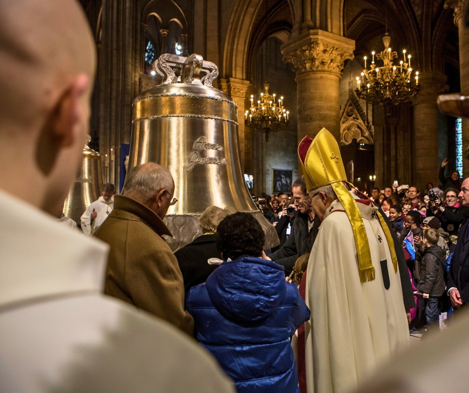 Il y a onze ans, le cardinal Mgr Vingt-Trois, alors archevêque de Paris, bénissait les neuf nouvelles cloches de la cathédrale. Après l'incendie, les huit cloches du beffroi nord ont été déposées. Elles retrouveront leur place quelques mois avant la réouverture © Vincent M.
