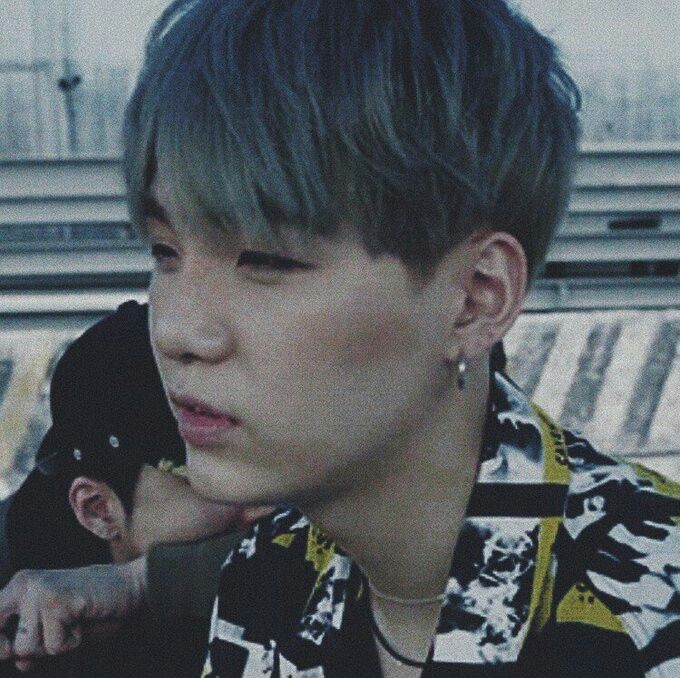 IPurpleYouone's tweet photo. Hoy después de haber visto por 62749492 FIRE 🔥 lo puse en full HD y según yo le ví pecas a Yoongi en la primera escena, he buscado imágenes que lo confirmen pero nada...
Alguien me podría decir si es verdad o si lo estoy imaginando 😵‍💫

💜 https://t.co/OjgJF2BuKp