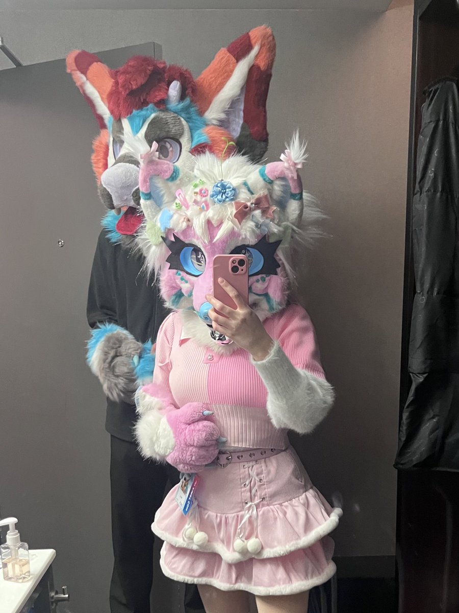 happy fursuit friday loves 💖