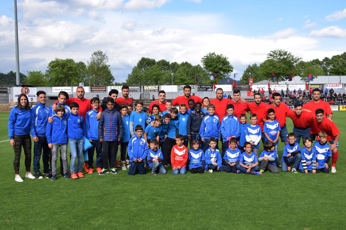 UEO1921's tweet photo. 👋 Més actes en la prèvia de l'#OlotPobla:

🤝 Reconeixement a @donantsangi amb bus @donarsang
🧰 Reconeixement al nostre patrocinador #MANXA
💙🤍 Visita del @CPSfutbol 
🏫 Visita Escola El Morrot

𝐔𝐧 𝐚𝐥𝐭𝐫𝐞 𝐟𝐮𝐭𝐛𝐨𝐥 𝐞́𝐬 𝐩𝐨𝐬𝐬𝐢𝐛𝐥𝐞!

#ElQueOlotEsMereix #3RFEF5 https://t.co/LVtC0l5le0