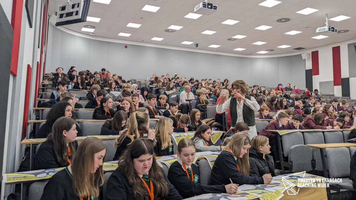 ReachingWiderSE's tweet photo. Year 7 & 9 pupils from @AfontafHigh, @Ferndalesch, @Brynmawr_school , @TreorchyComp, @penydrecymraeg, @BishopHedleyRC & @Ysgolnantgwyn are enjoying #ReachingWider #HayFestival #ScribblersTour sessions with @emcarrollauthor
#HEFCW https://t.co/QCGqsdbmtK