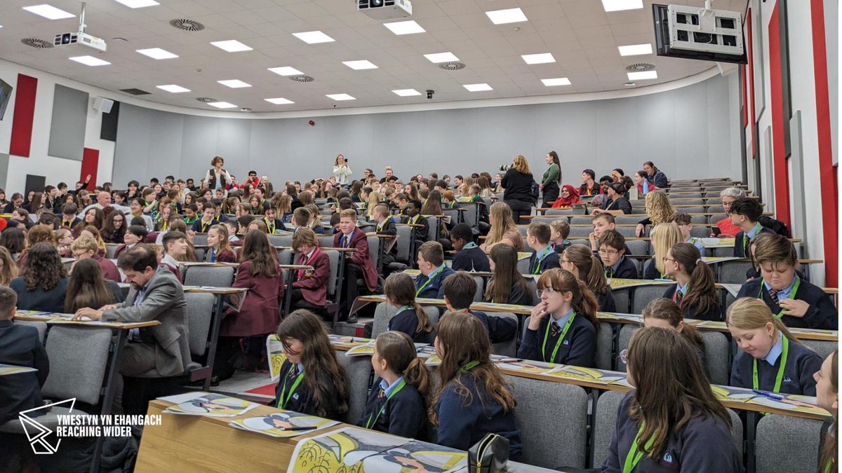 ReachingWiderSE's tweet photo. Year 7 & 9 pupils from @AfontafHigh, @Ferndalesch, @Brynmawr_school , @TreorchyComp, @penydrecymraeg, @BishopHedleyRC & @Ysgolnantgwyn are enjoying #ReachingWider #HayFestival #ScribblersTour sessions with @emcarrollauthor
#HEFCW https://t.co/QCGqsdbmtK