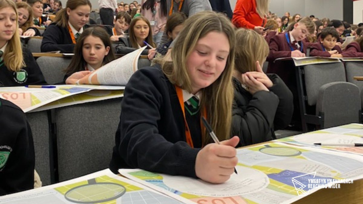 ReachingWiderSE's tweet photo. Year 7 & 9 pupils from @AfontafHigh, @Ferndalesch, @Brynmawr_school , @TreorchyComp, @penydrecymraeg, @BishopHedleyRC & @Ysgolnantgwyn are enjoying #ReachingWider #HayFestival #ScribblersTour sessions with @emcarrollauthor
#HEFCW https://t.co/QCGqsdbmtK