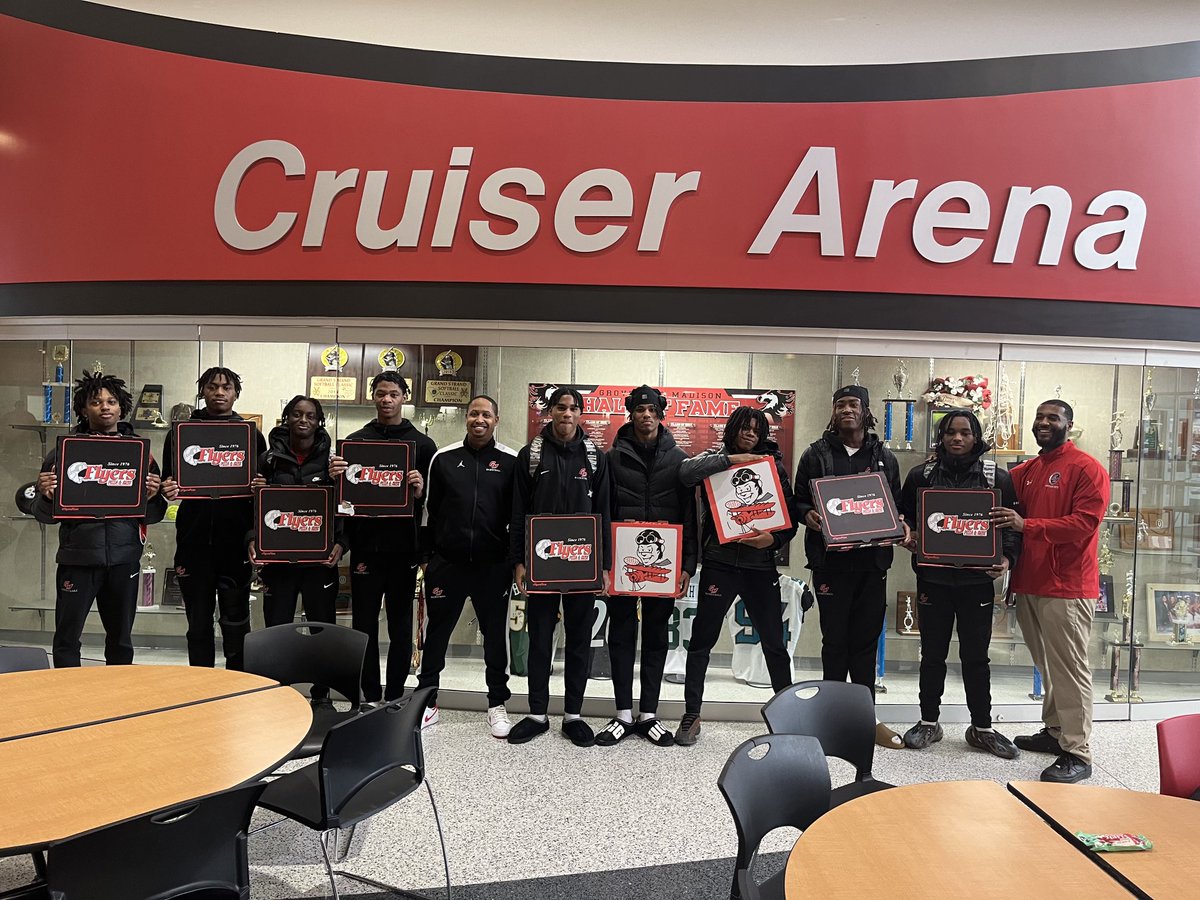 I want to give a big shout out to our Groveport Flyers pizza for donating a teal meal to the Groveport Madison High School Basketball Program!! Thank you so much, this gesture was such a blessing to our student athletes!!🙏🏾🙏🏾🏀
