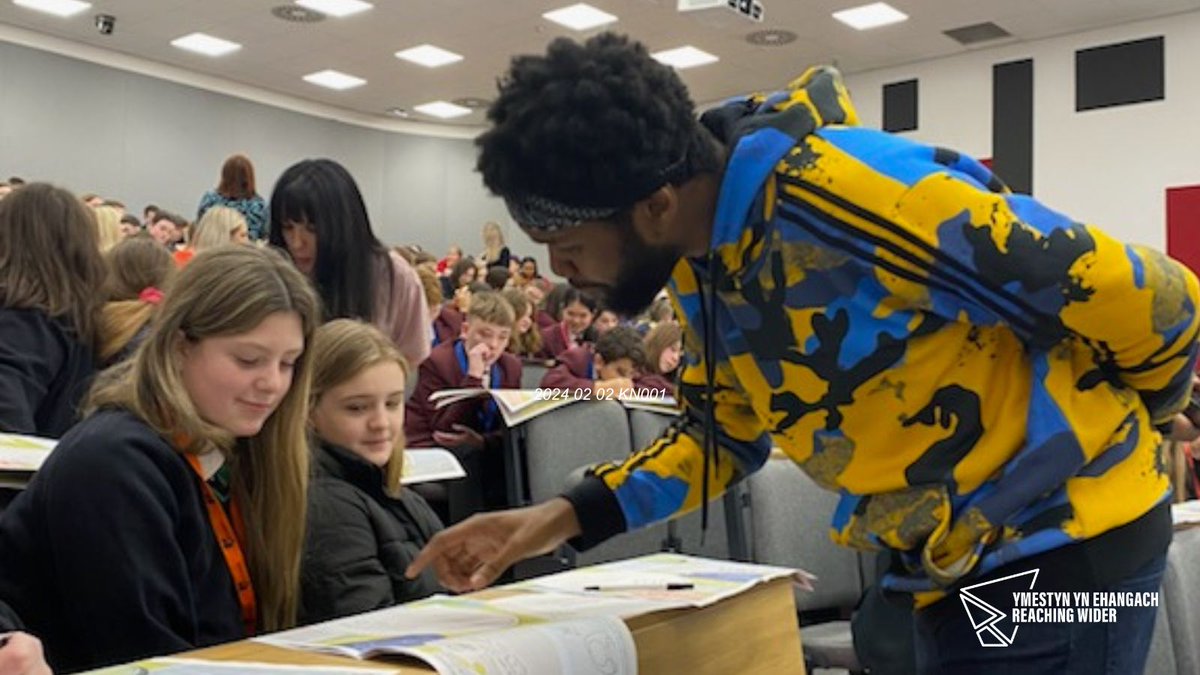 ReachingWiderSE's tweet photo. Year 7 & 9 pupils @AfontafHigh, @Ferndalesch, @Brynmawr_school , @TreorchyComp, @penydrecymraeg, @BishopHedleyRC & @Ysgolnantgwyn are enjoying #ReachingWider #HayFestival #ScribblersTour sessions with @KarlNova https://t.co/a0HUnLOCuX