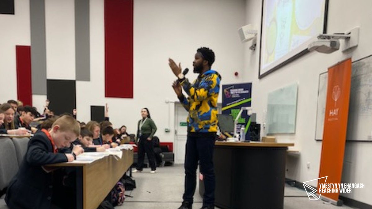 ReachingWiderSE's tweet photo. Year 7 & 9 pupils @AfontafHigh, @Ferndalesch, @Brynmawr_school , @TreorchyComp, @penydrecymraeg, @BishopHedleyRC & @Ysgolnantgwyn are enjoying #ReachingWider #HayFestival #ScribblersTour sessions with @KarlNova https://t.co/a0HUnLOCuX