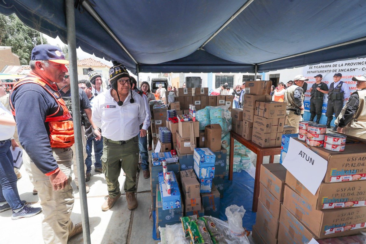 pcmperu's tweet image. #Áncash | El titular de la PCM entrega 7 toneladas de ayuda humanitaria para familias afectadas por las lluvias en la región. Destaca la respuesta rápida del Ejecutivo para declarar en estado emergencia los distritos impactados por las precipitaciones pluviales.
