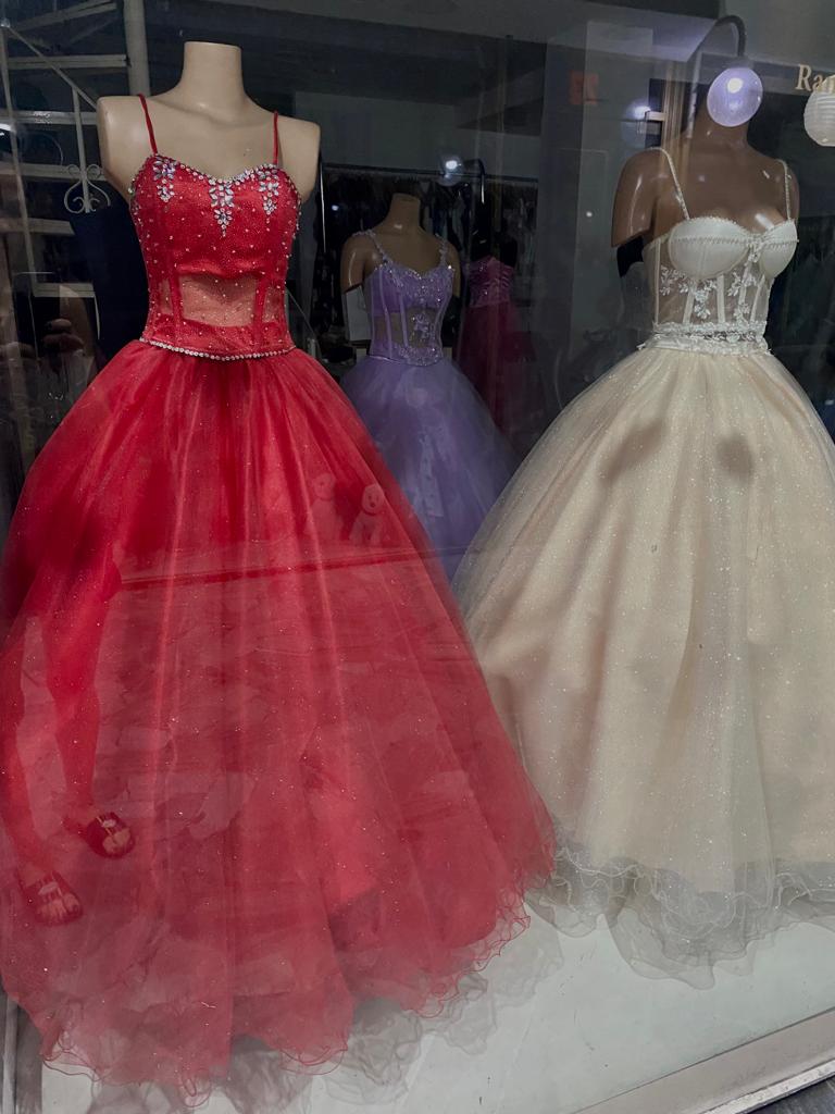 Escribí en <a href="/LANACION/">LA NACION</a> sobre los vestidos de 15 y algunas cositas más y mi amiga <a href="/barby___/">Barby Williams</a> sacó unas fotos lomenses divinas como esta lanacion.com.ar/opinion/quedan…