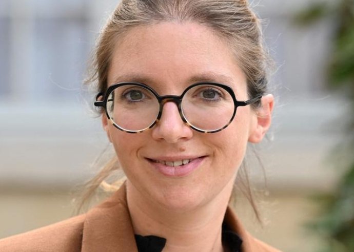 bernathoustra's tweet photo. Vous saviez qu'elle avait toujours son appartement de fonction du précédent ministère ? 
Asshole, 
les opticiens. 
#FNSEA #agriculture #Fesneau #FeSNEAu #FranceCorruption #PasseDroits  #MacronNousPrendPourDesCons https://t.co/7yS1y9wxG2