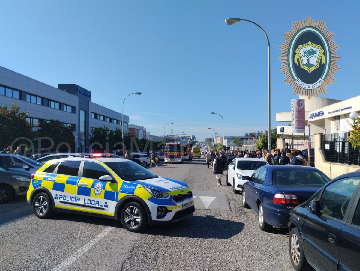 PoliciaMairena's tweet photo. Acudimos a #ParquePISA por aparatoso accidente en una de las empresas que se salda con una persona trasladada por #06l (fuera de peligro) La caída de unas estanterías de grandes dimensiones y un muro provocó el siniestro. Acude @SPEISdeAljarafe y @guardiacivil
#PolicíaLocal https://t.co/PJS0F1sBh1