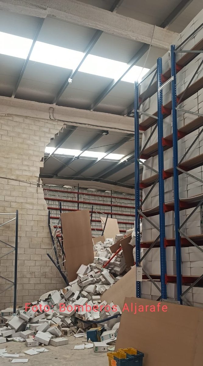 PoliciaMairena's tweet photo. Acudimos a #ParquePISA por aparatoso accidente en una de las empresas que se salda con una persona trasladada por #06l (fuera de peligro) La caída de unas estanterías de grandes dimensiones y un muro provocó el siniestro. Acude @SPEISdeAljarafe y @guardiacivil
#PolicíaLocal https://t.co/PJS0F1sBh1